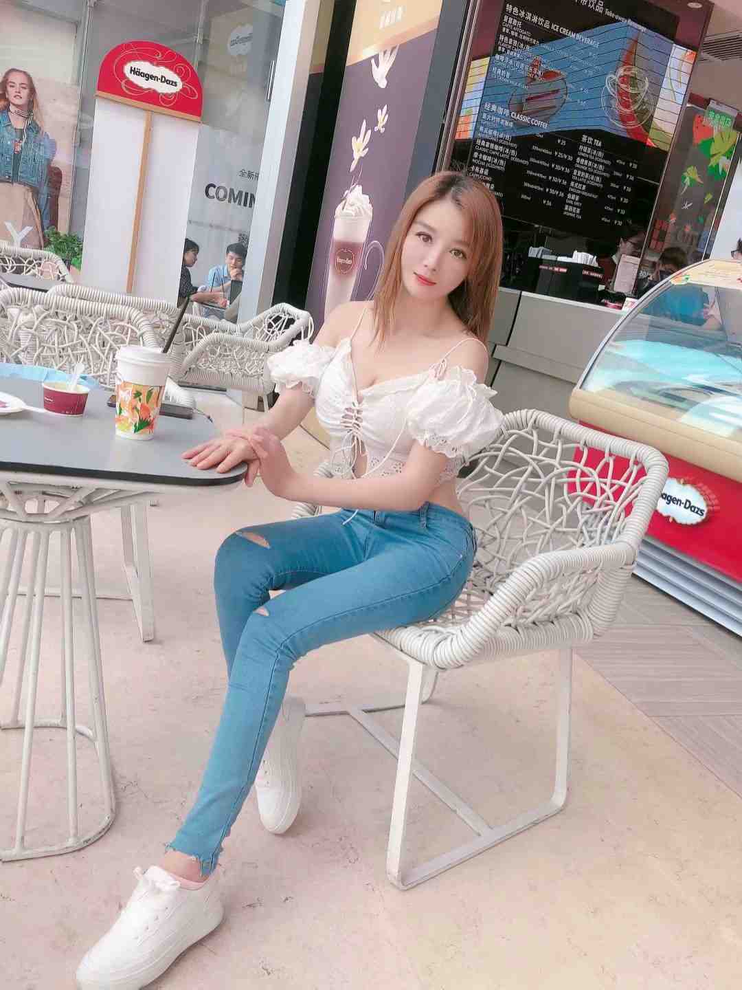 花花的奶子嘿嘿的B吃鸡大妹子