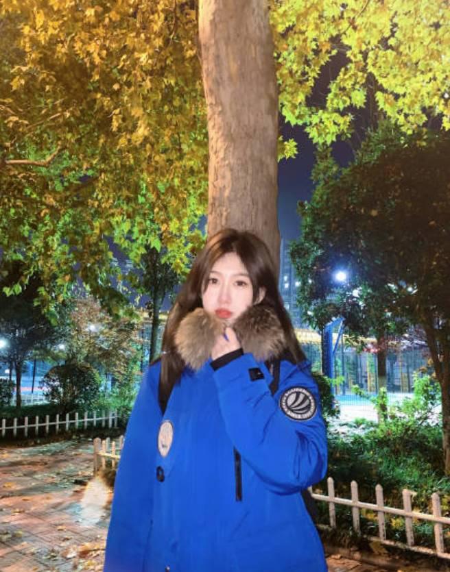 真实大学生兼职超短裙肤白奶大